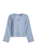 Load image into Gallery viewer, Challenger blouse / pale blue