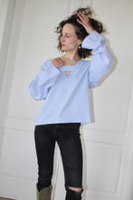 Load image into Gallery viewer, Challenger blouse / pale blue