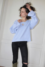 Load image into Gallery viewer, Challenger blouse / pale blue
